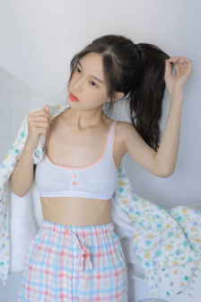 《年轻女教师》在线观看
