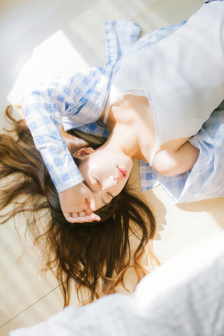 紧身牛仔裤美女